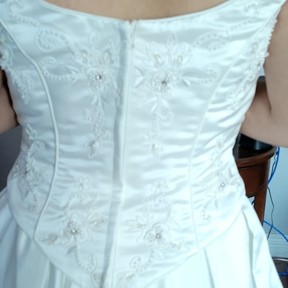 Satin embroidered wedding dress - Picture 5 of 7